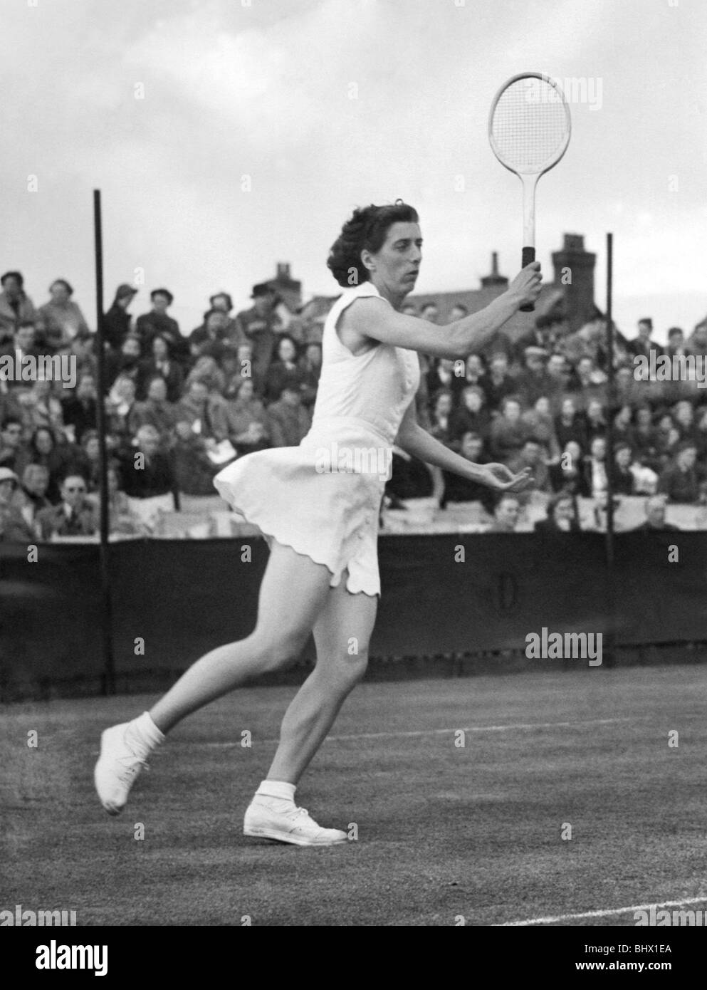 Ladies International Tennis at Lytham St. Annes. Mrs. J. Rinkel- Guertier of Great Britain in play against Mme A.M. Seghers of Stock Photo