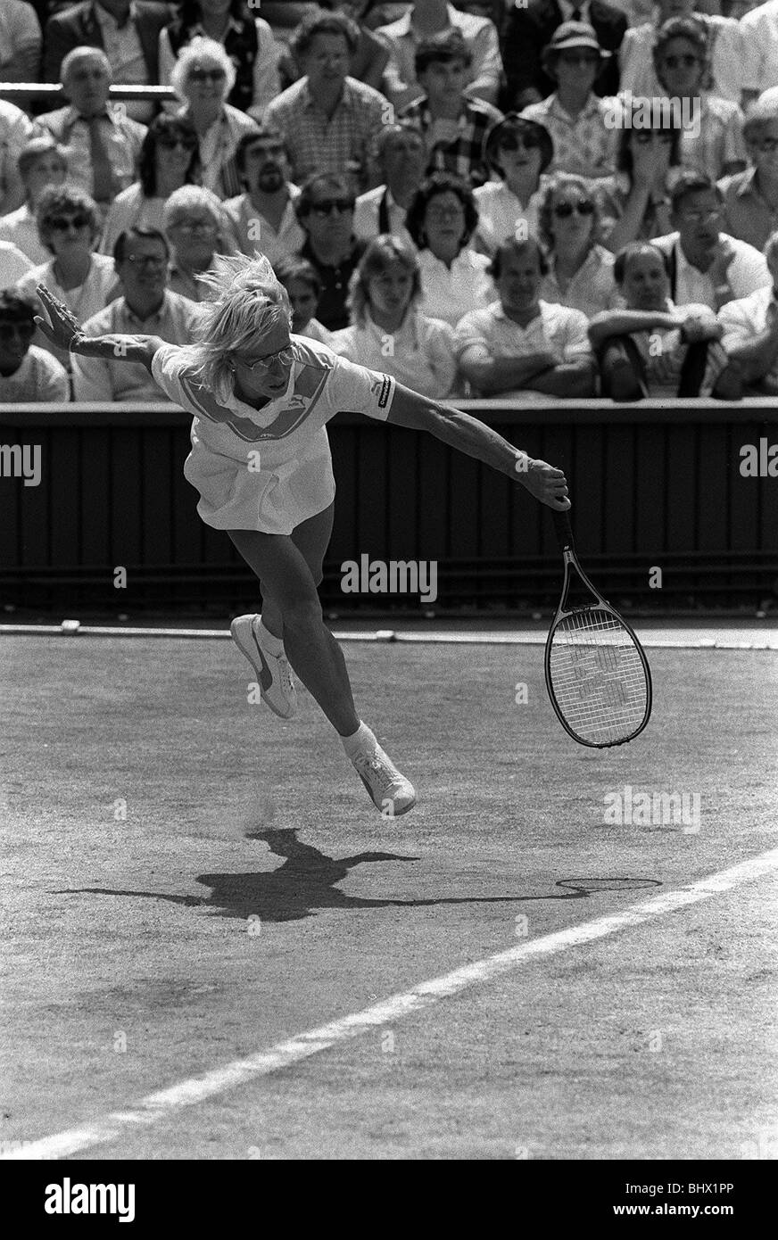 Martina Navratilova plays Chris Evert in the Wiombledon womens singles final 1985 Stock Photo