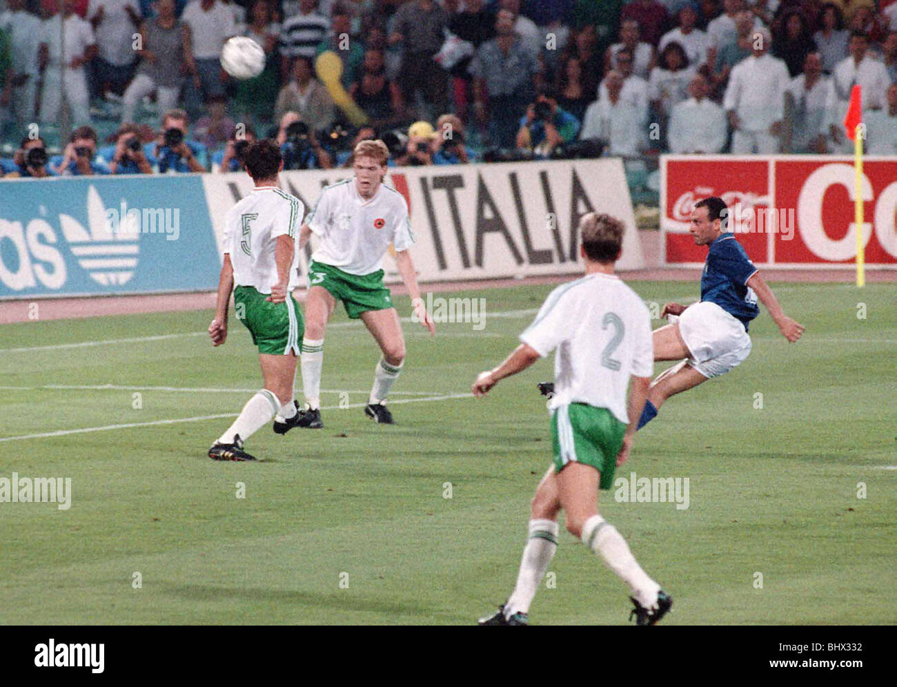 World Cup 1990 Quarter Final Italy 1 Republic of Ireland 0 Italia 1 Eire 0 Salvatore Schillaci (ITA) shoots Steve Staughton Stock Photo