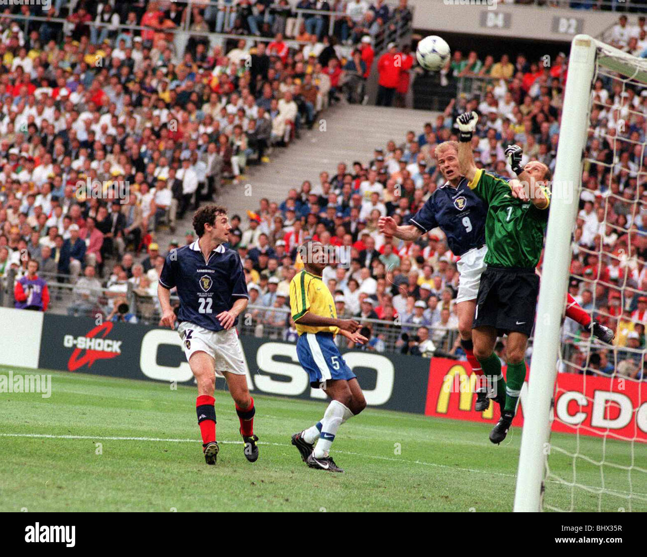World Cup 1998 Group A Scotland 1 Brazil 2 Gordon Durie (9) challenges Taffarel. Christian Dailly (blue) & Cesar Sampaio look on Stock Photo
