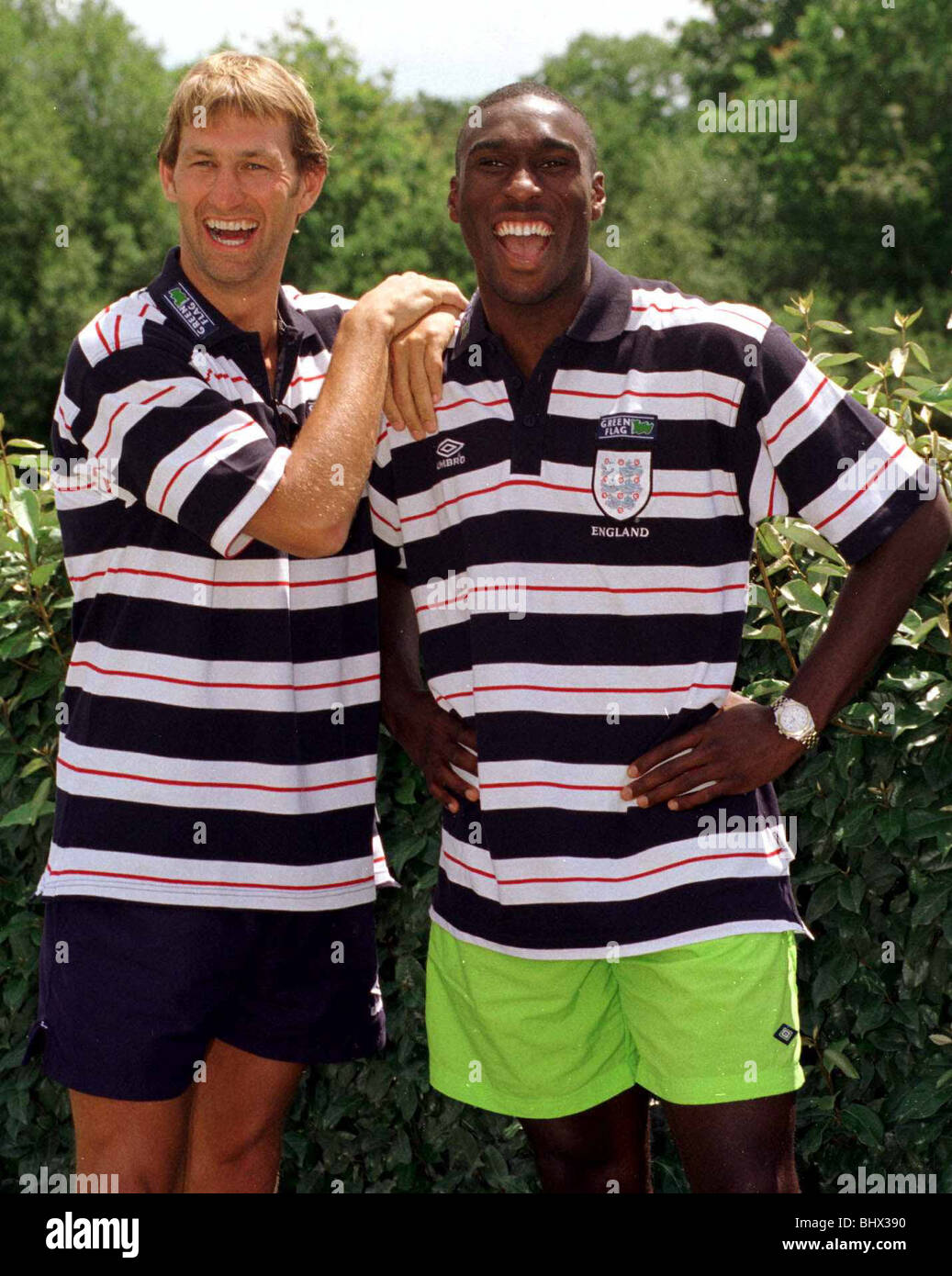 England defenders Tony Adams and Sol Campbell JUNE 1998 in France training Stock Photo