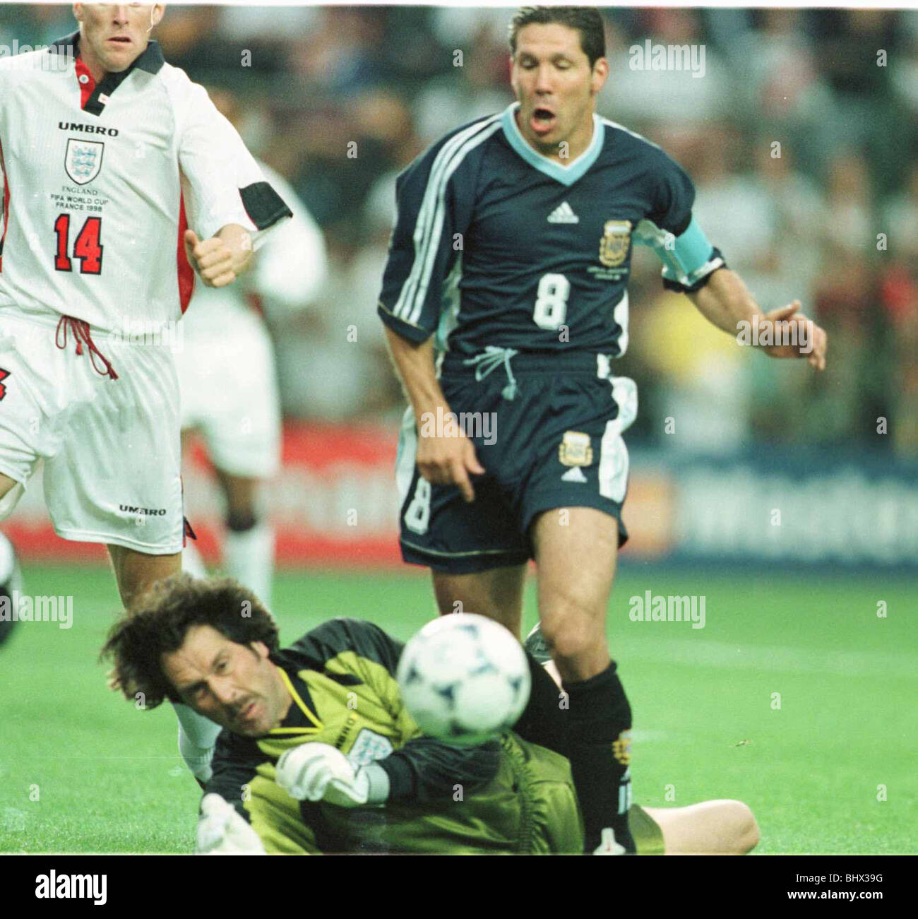David Seaman brings down Diego Simeone June 1998 of Argentina for the first penalty in the 1998 World Cup match against England Stock Photo