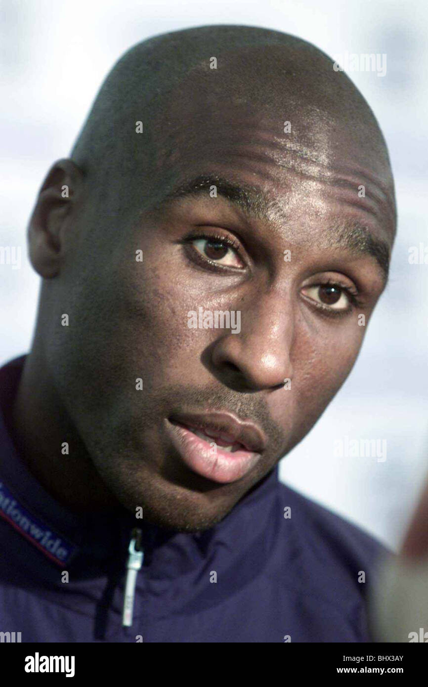 England Football Squad May 2002 Pictured leaving for group family holiday in Dubai Sol Campbell at a press conference ahead of the England team leaving for the world cup Stock Photo