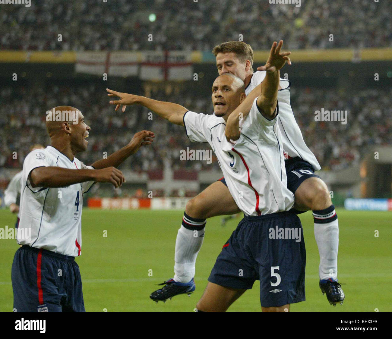 England 3 Denmark 0 June 2002, Owen and Sinclair celebrate with Ferdinand after he scores the 1st goal. Stock Photo