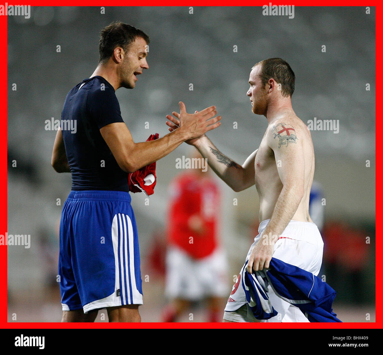2010 World Cup Qualifier - Andorra v England, Olympic Stadium Barcelona 06/09/08. WAYNE ROONEY SHAKES HANDS AT END OF THE GAME. Stock Photo