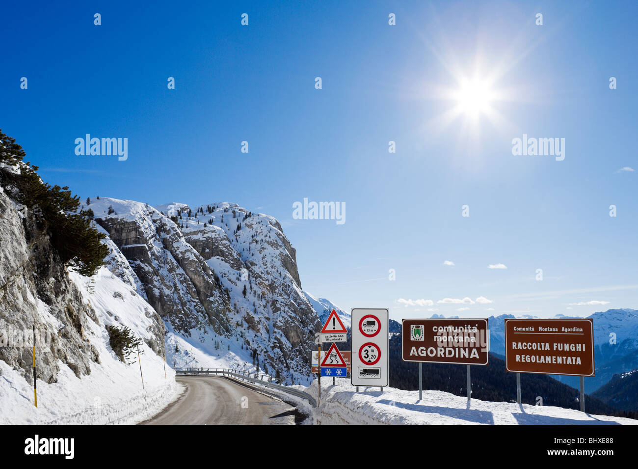 Mountain road in the Dolomites near the Passo di Falzarego between Andraz and Cortina d'Ampezzo, Dolomites, Italy Stock Photo