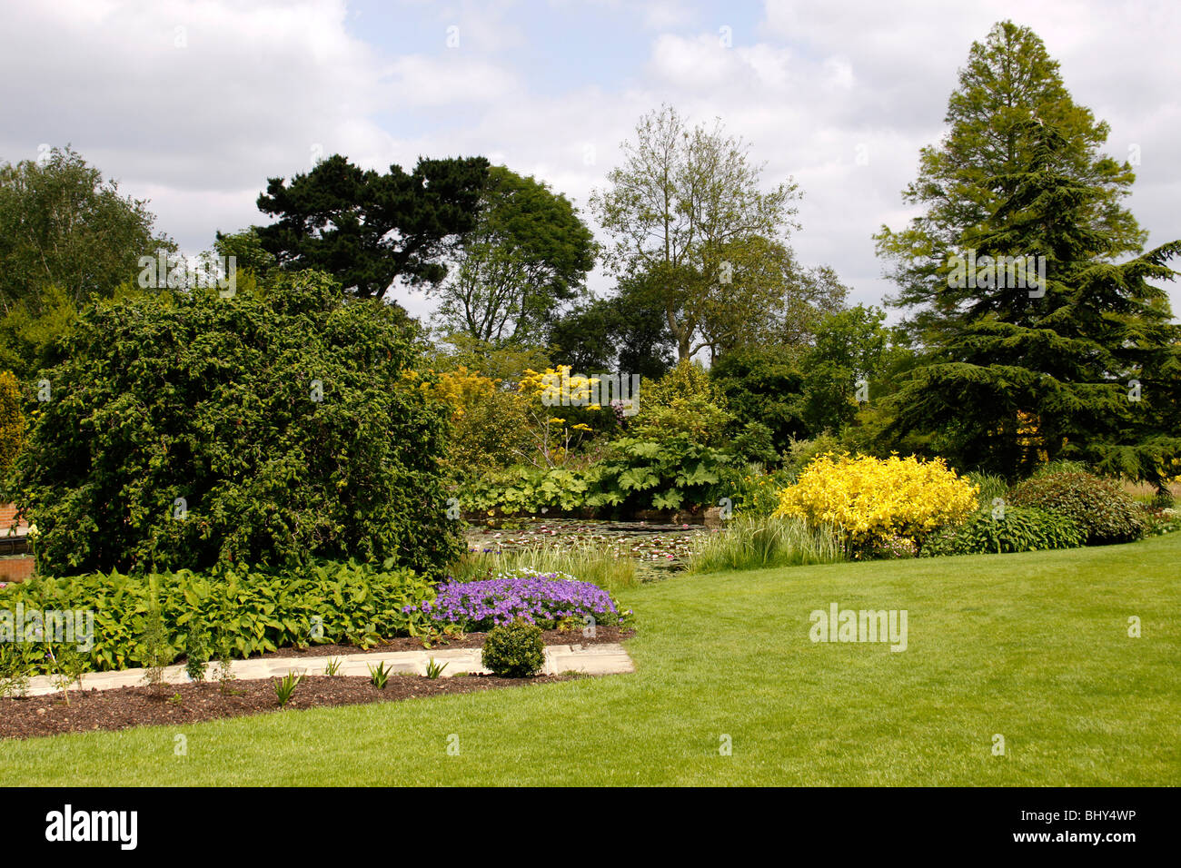 ENGLISH COUNTRY GARDEN IN SUMMER. RHS HYDE HALL ESSEX Stock Photo - Alamy
