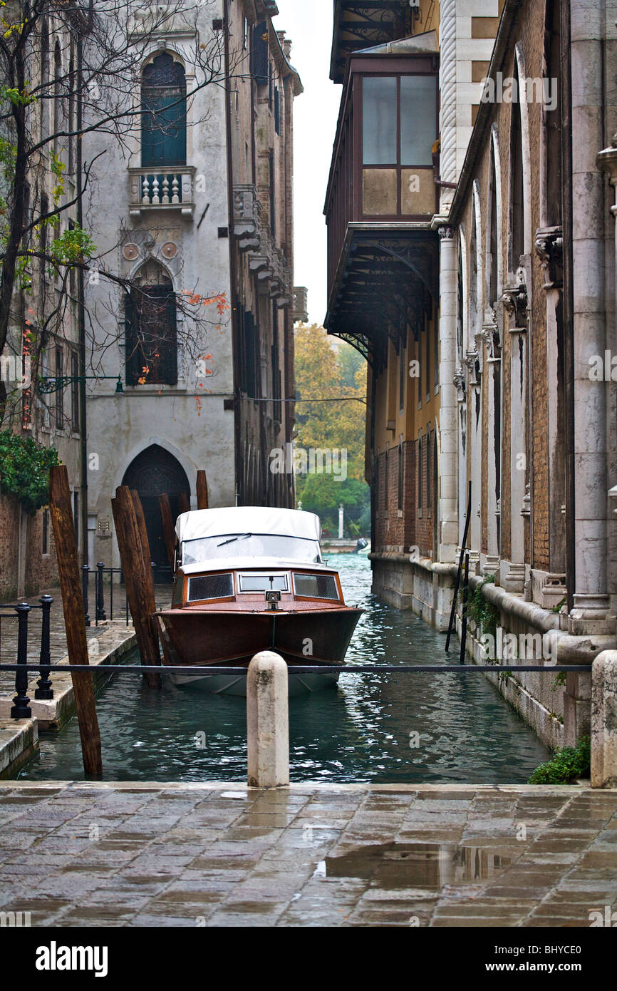 Venice tourists on motorboat hi-res stock photography and images - Alamy