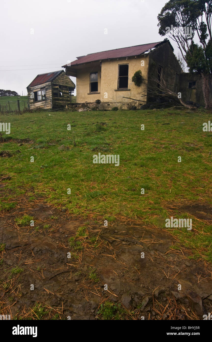 Untidy farm buildings hi-res stock photography and images - Alamy