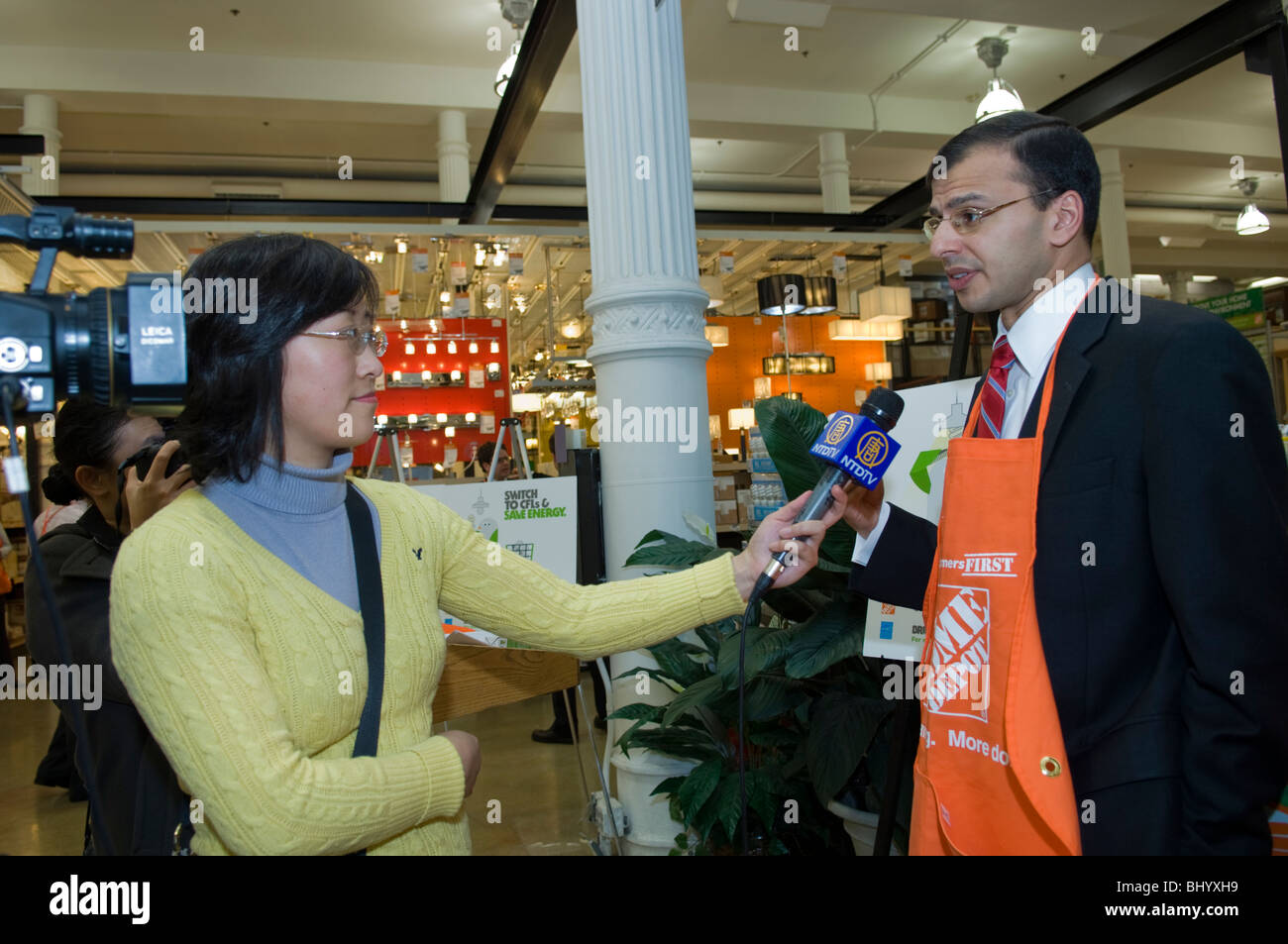 Store interview man hi-res stock photography and images - Alamy