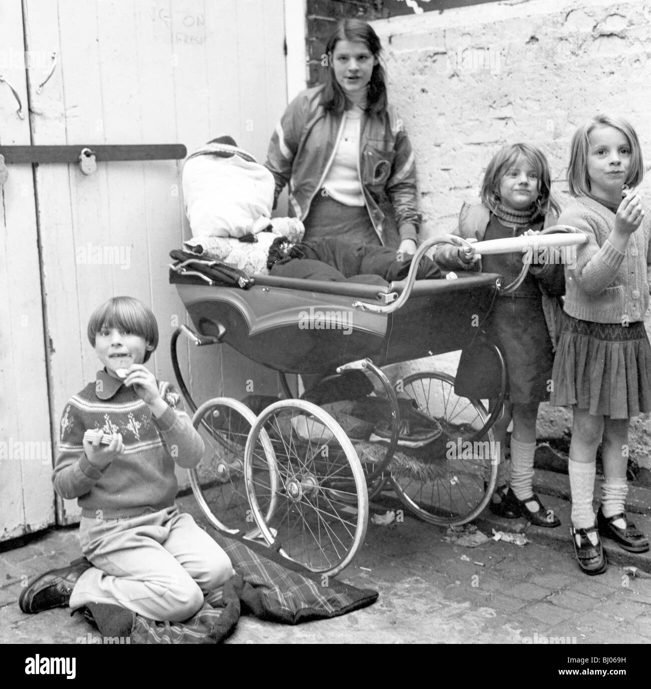 Children playing 'Penny for the Guy' in a London yard, Oct 1978. Artist: Henry Grant Stock Photo