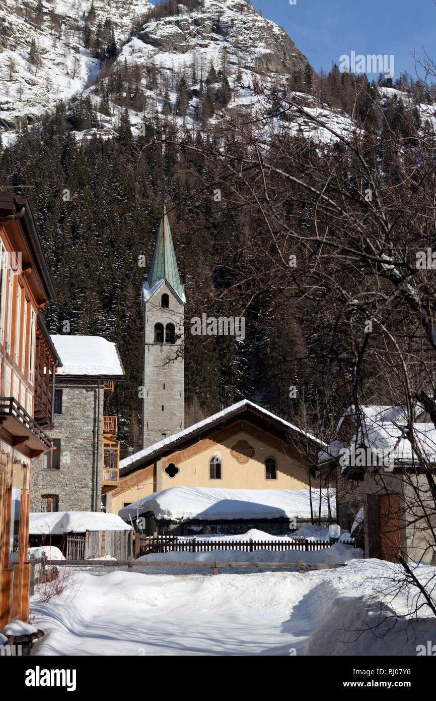 Alpine chapel in Gressoney la Trinité. Monte Rosa, Valle d'Aosta, Italy Stock Photo