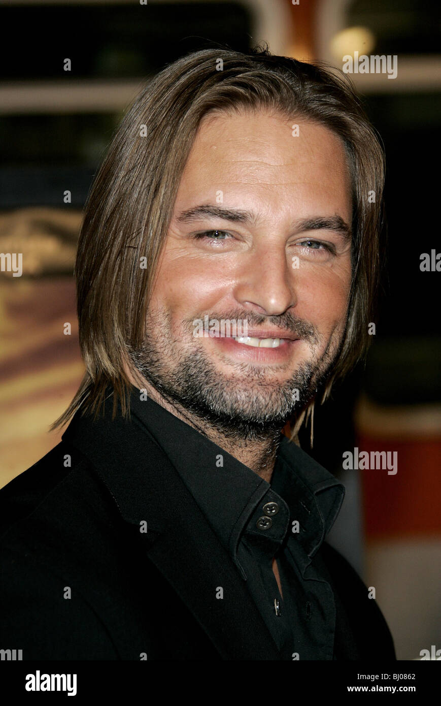 JOSH HOLLOWAY WE ARE MARSHALL FILM PREMIERE GRAUMANS CHINESE HOLLYWOOD LOS ANGELES USA 14 December 2006 Stock Photo