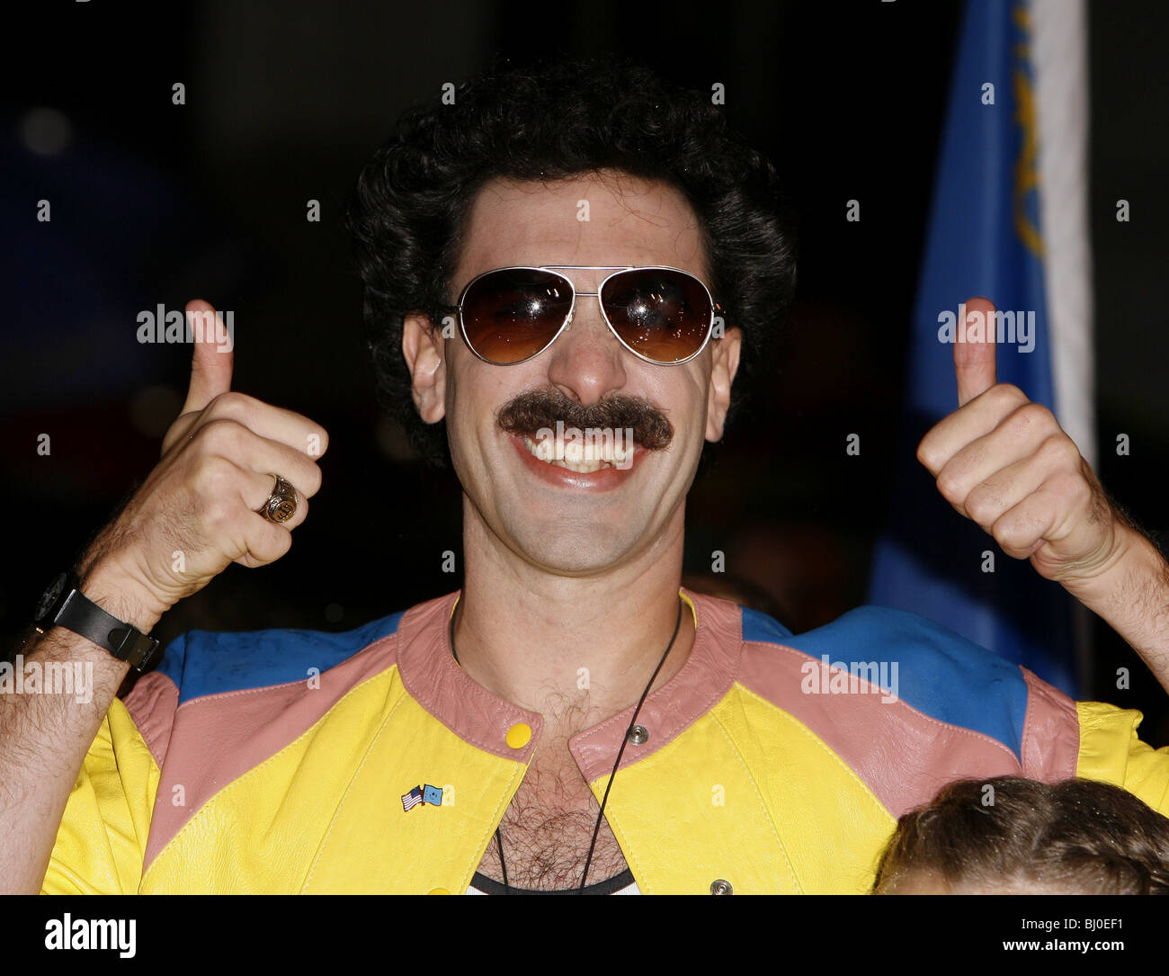 SACHA BARON COHEN AS BORAT ACTOR THE ODEON LONDON 25/10/2006 Stock