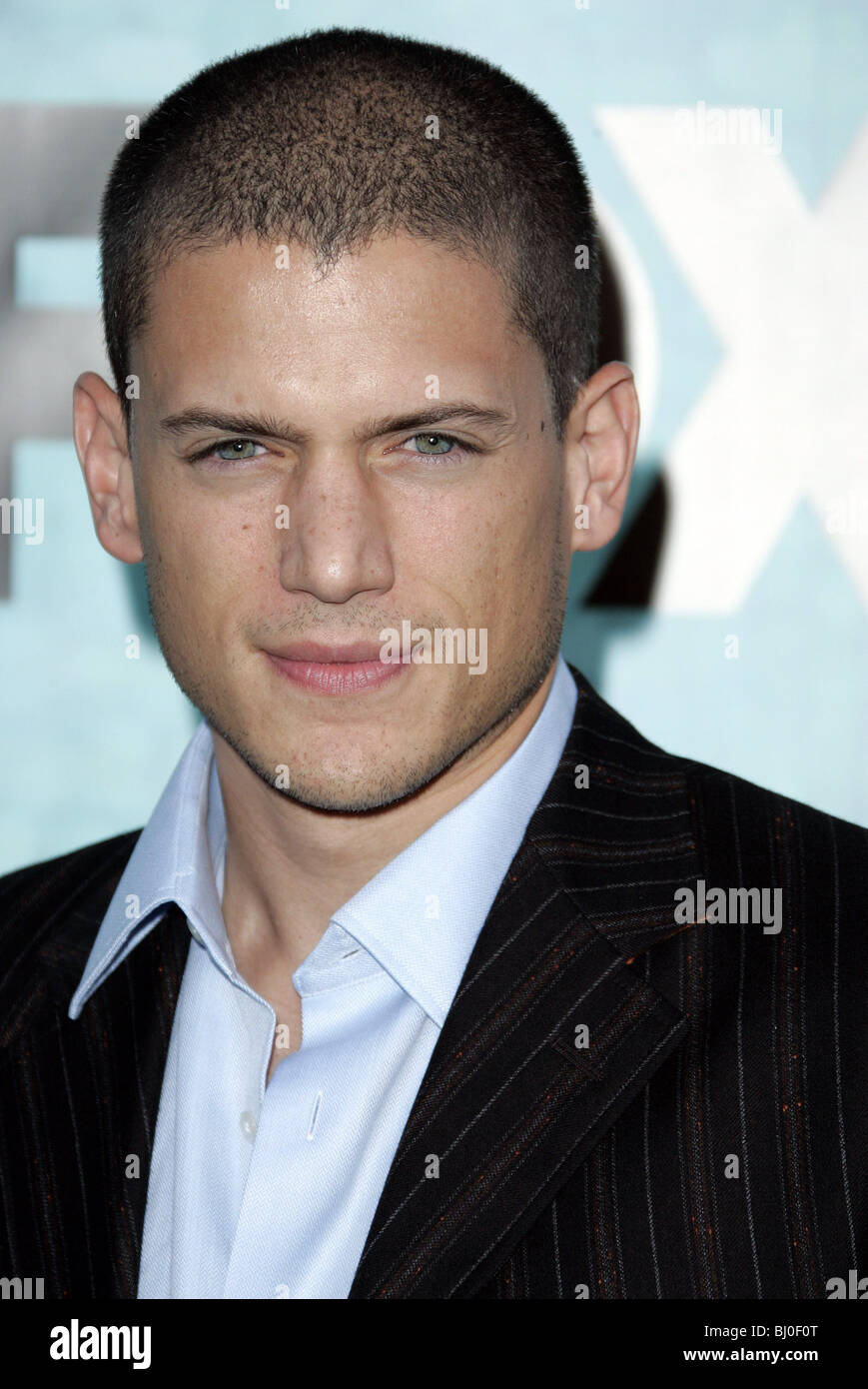 Katta kokraklar bilan anal orgiya Porno mahkumlar politsiyachini koz yoshlari bilan sikishdi