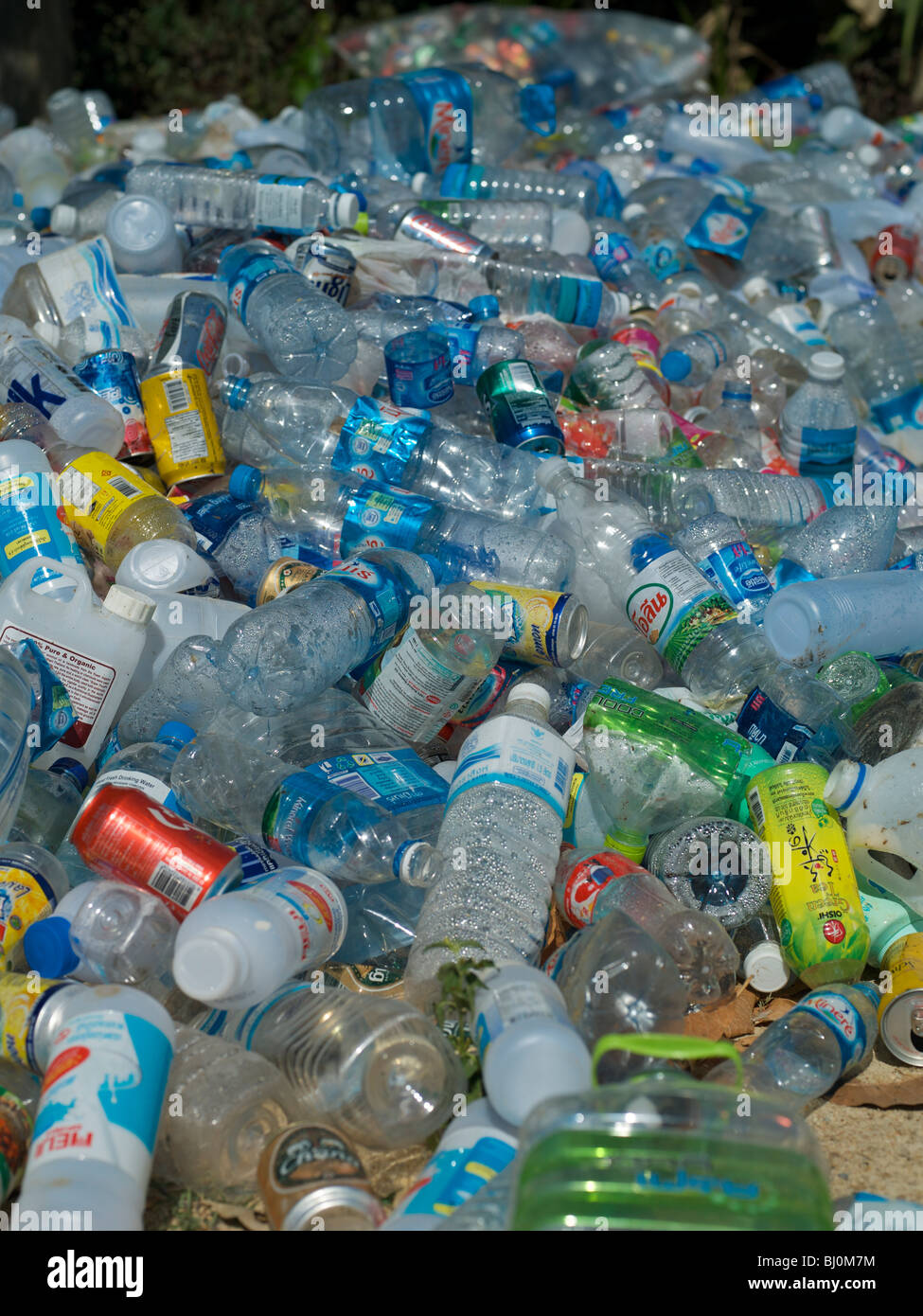 Plastic bottles and tin cans collected for recycling Stock Photo - Alamy