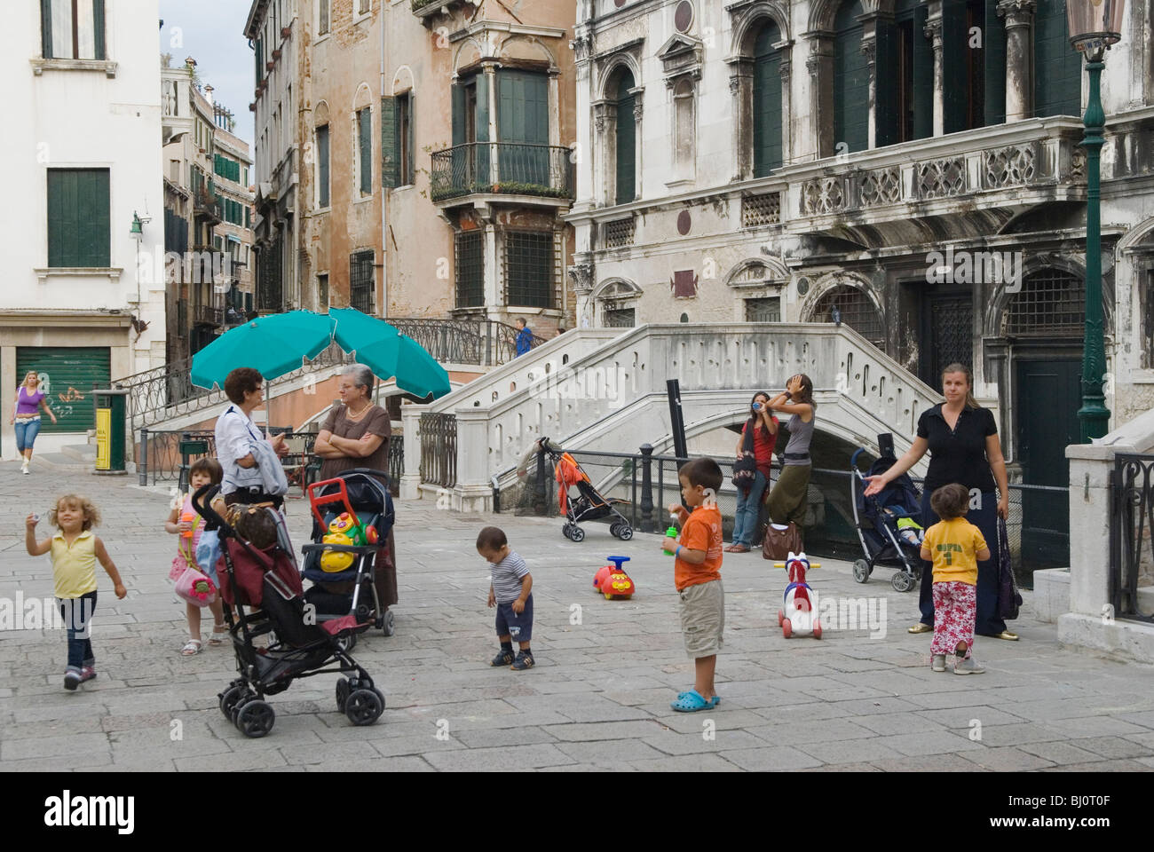 Italian families with children Campo Santa Maria Formosa. Venetians daily life early evening. Venice Italy 2009 2000s HOMER SYKES Stock Photo