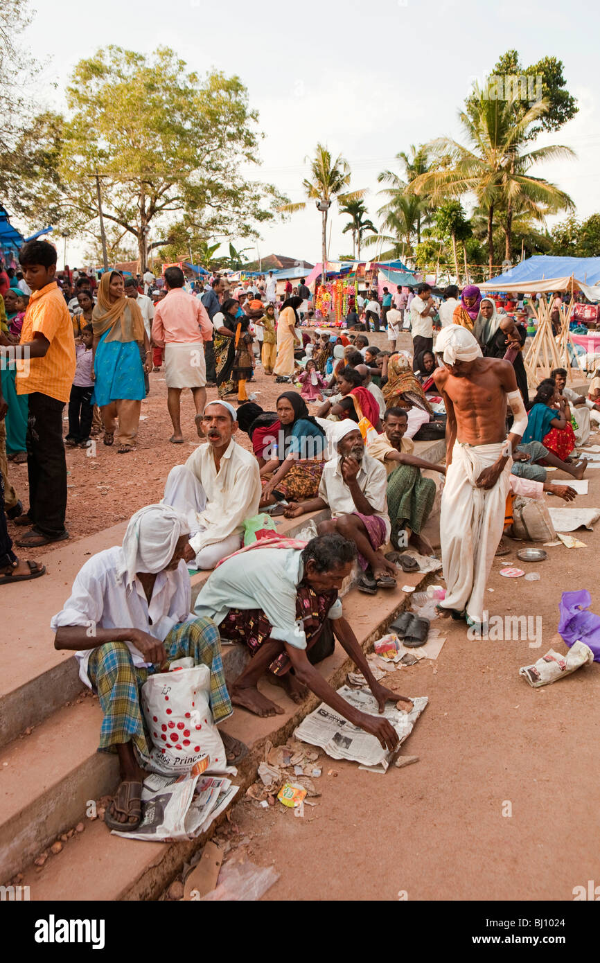 India, Kerala, Kanjiramattom Kodikuthu Moslem festival, line of disabled and poor beggars Stock Photo