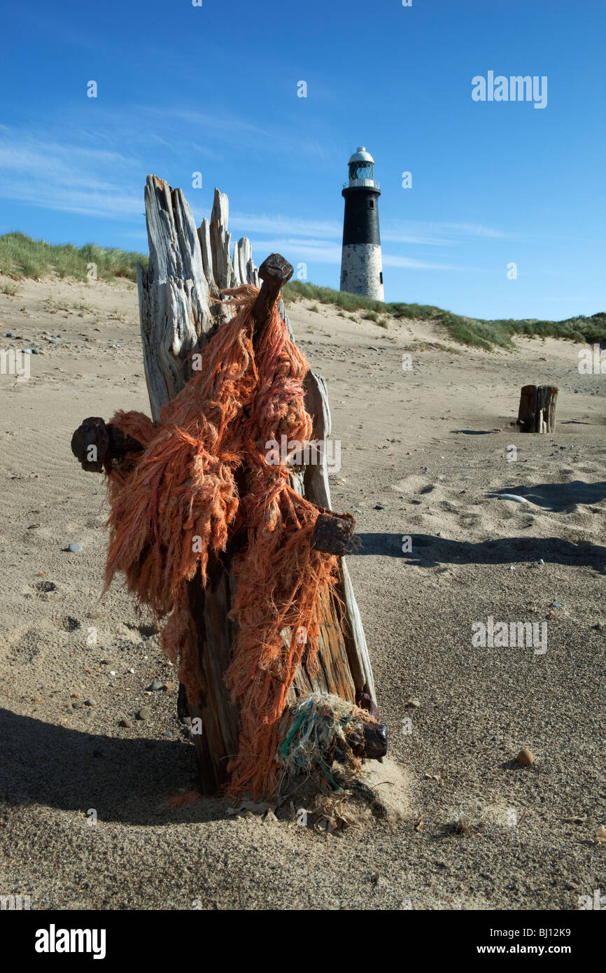 Spurn Head. Washed up rope wrapped around decaying wooden post Stock ...