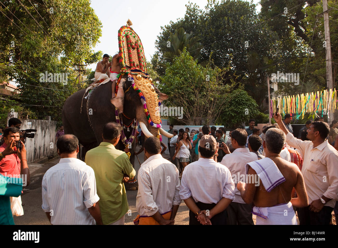 India, Kerala, Kochi, Ernakulam Uthsavom festival, Parayeduppu elephant procession caparisoned elephant stopping for puja Stock Photo