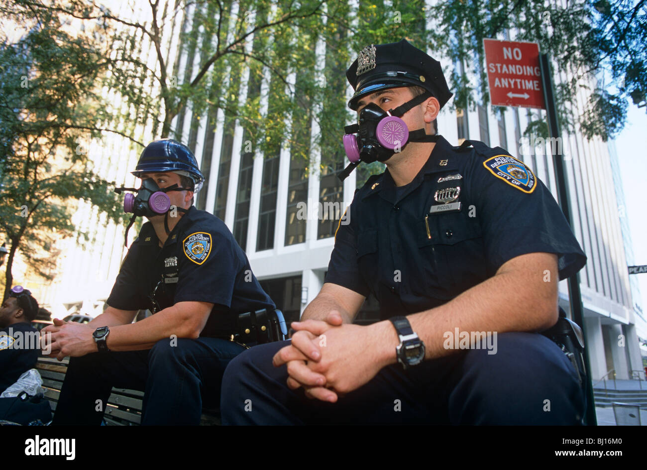 New York City Police officers (NYPD) relax after a harrowing day near Ground Zero a week after 9/11 terrorist attacks on America Stock Photo