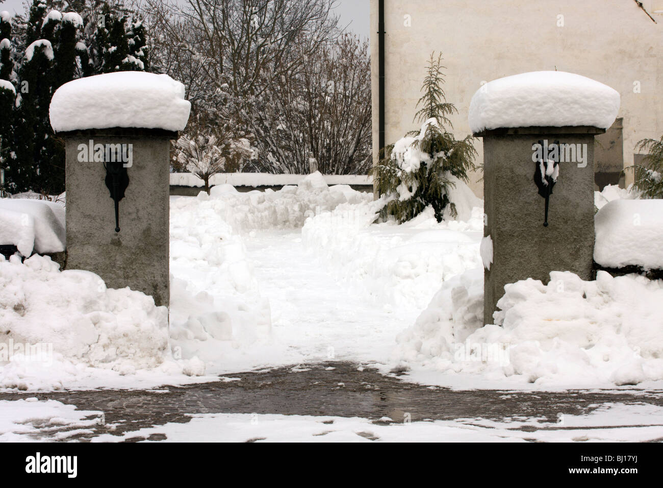 Entrance gate snow hi-res stock photography and images - Alamy