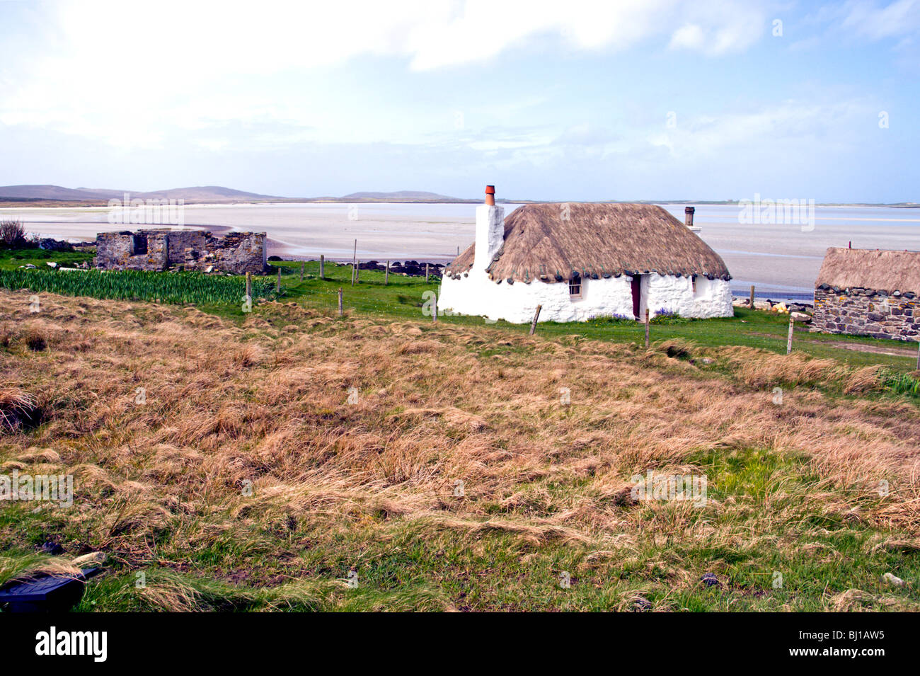 Cottage with white washed wall hi-res stock photography and images - Alamy