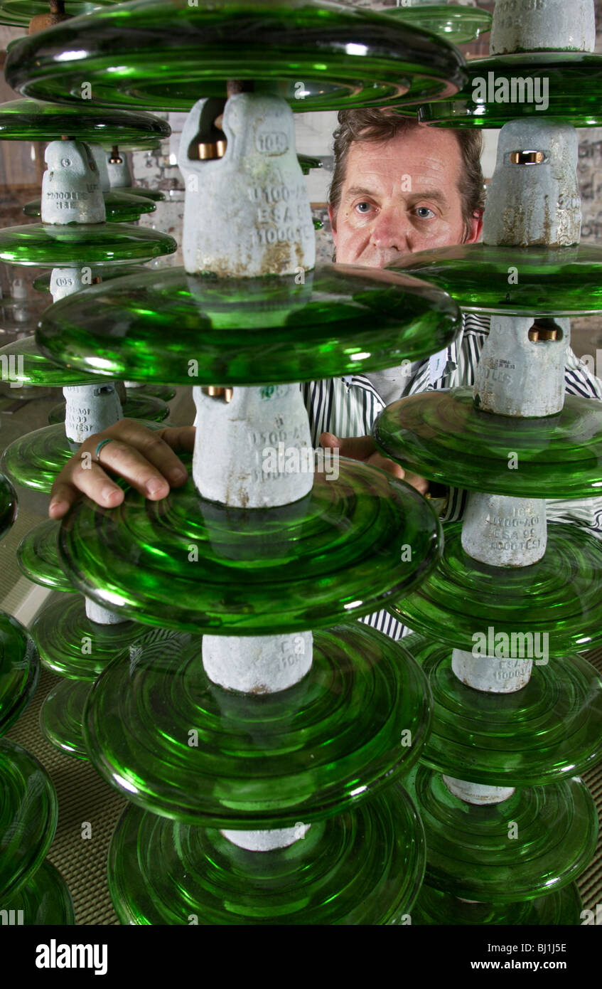 Sculptor, Andrew Cooper with his sculpture 'EURHYTHMY' made from recycled glass insulators off electricity pylons in his studio Stock Photo
