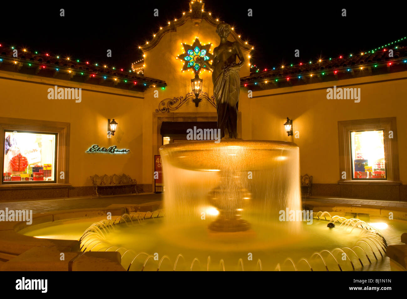 Country Club Plaza Christmas Lights and water fountain in Kansas City