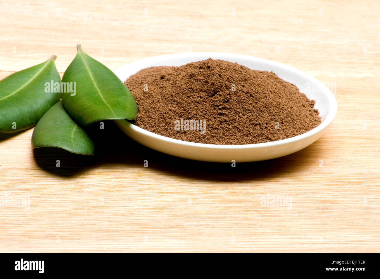 Closeup of ground allspice and fresh green leaves Stock Photo Alamy