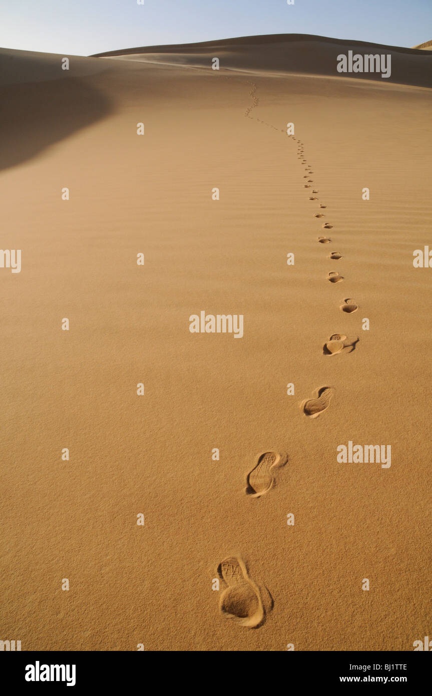 Footprints on a sand dune in the remote Great Sand Sea region of the Sahara desert, in the Western (Libyan) Desert of southwest Egypt. Stock Photo