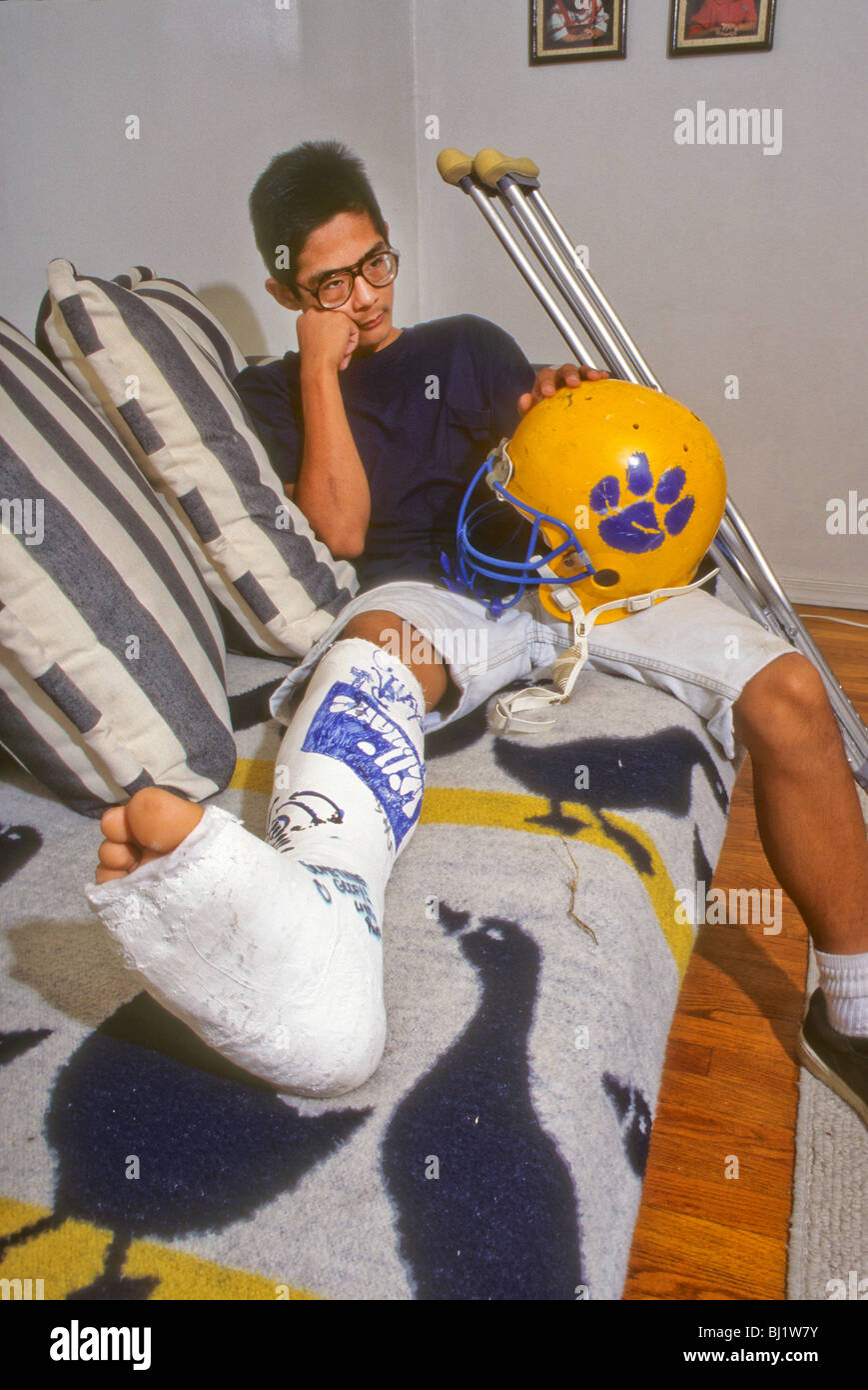 Teen boy broken leg cast hires stock photography and images Alamy
