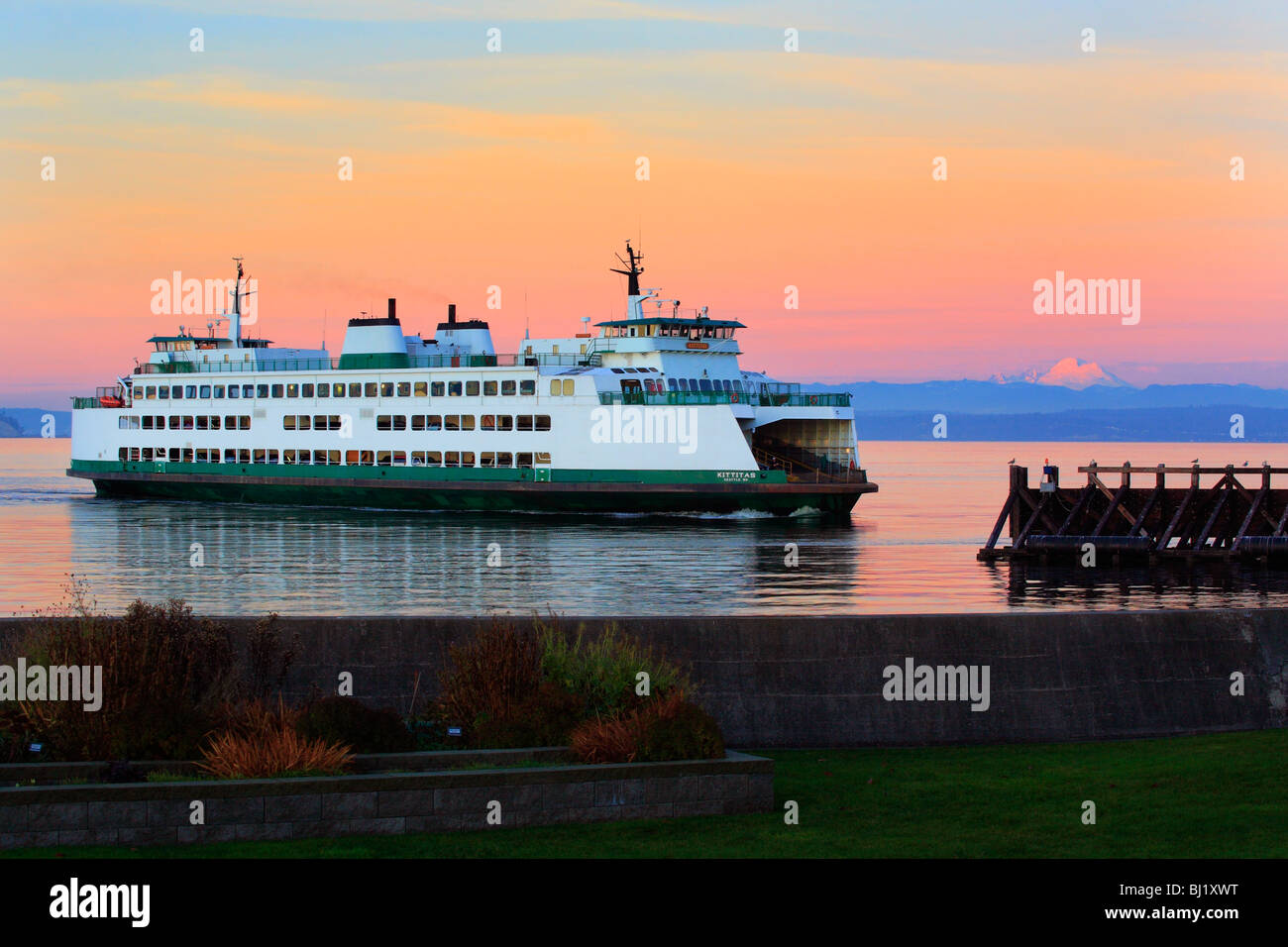 Washington state ferry arriving at Mukilteo ferry terminal Stock Photo ...