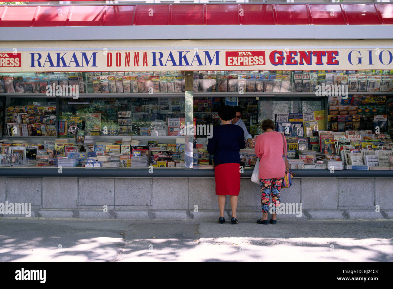 Kiosk selling newspapers hi-res stock photography and images - Alamy