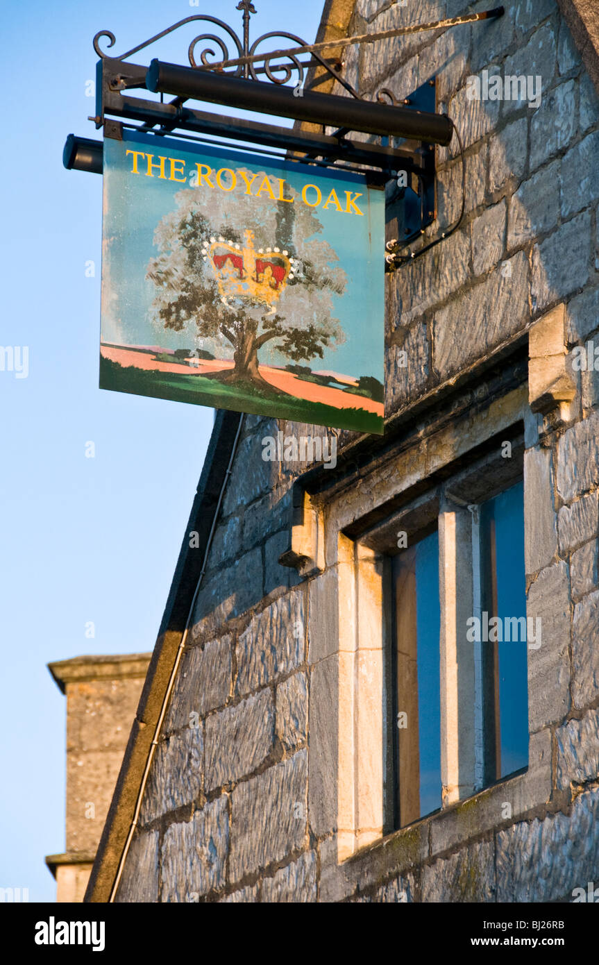 Royal oak pub sign hi-res stock photography and images - Alamy