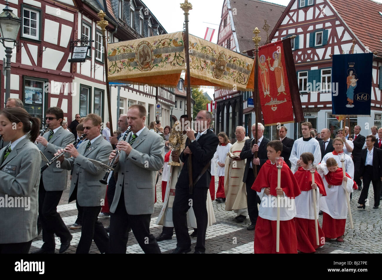 kirchliche Prozession, Altstadt, Seligenstadt, Hessen, Deutschland | procession, Seligenstadt, Hesse, Germany Stock Photo