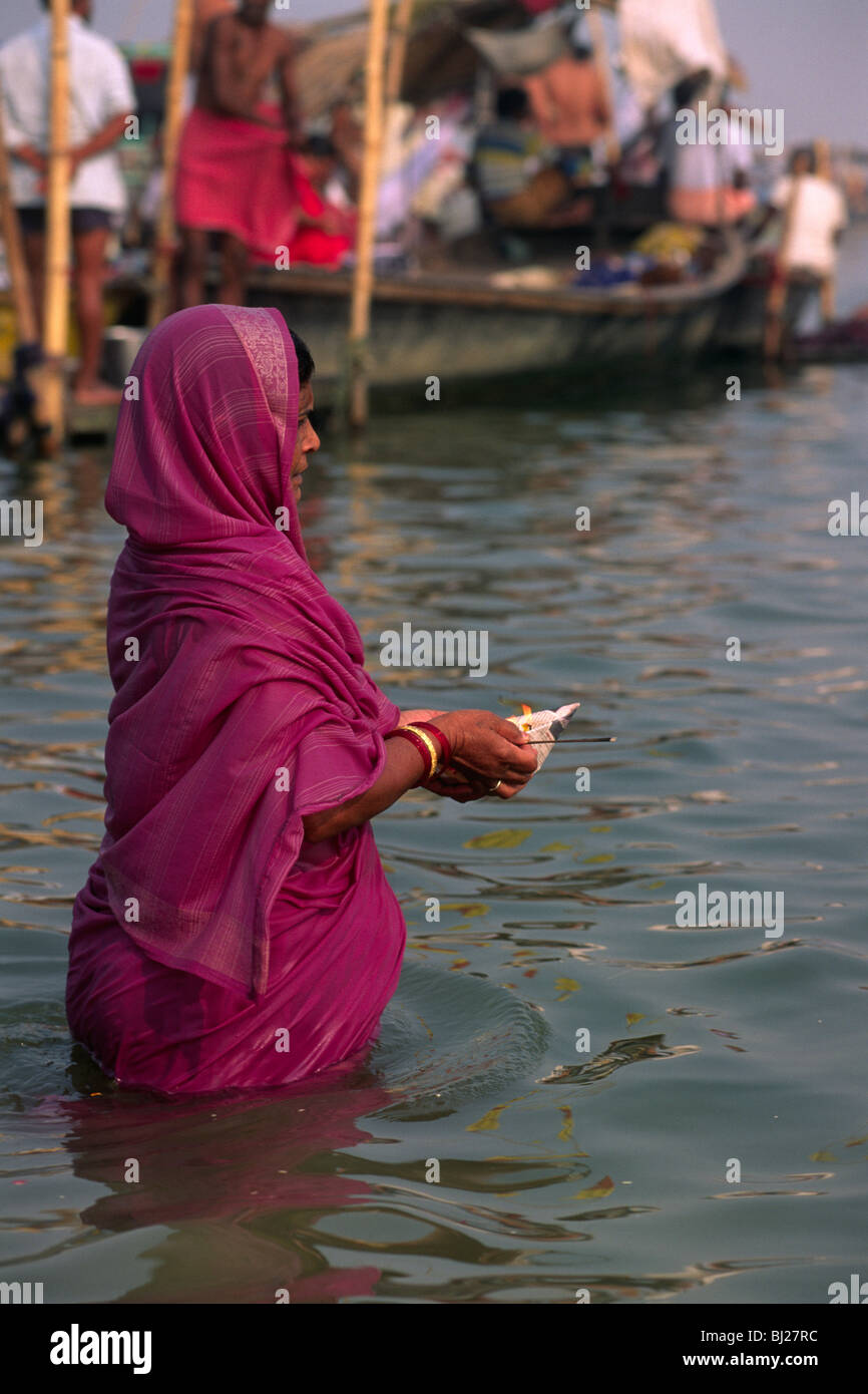 India, Uttar Pradesh, Allahabad, Sangam, woman bathing at the confluence of the rivers Ganges and Yamuna Stock Photo