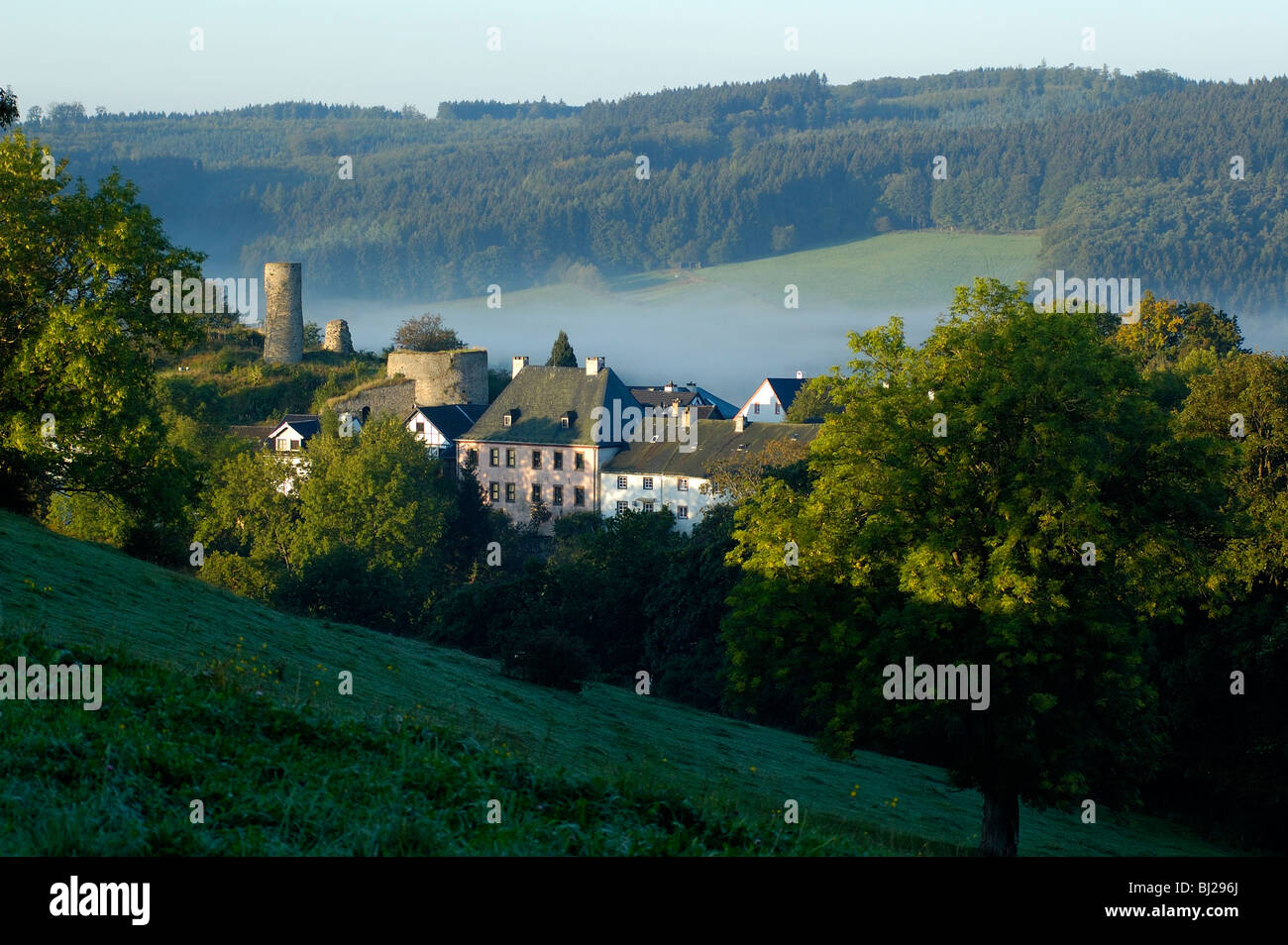 Naturpark Hohes Venn-Eifel Eifel, Blick auf Kronenburg, Morgennebel Stock Photo