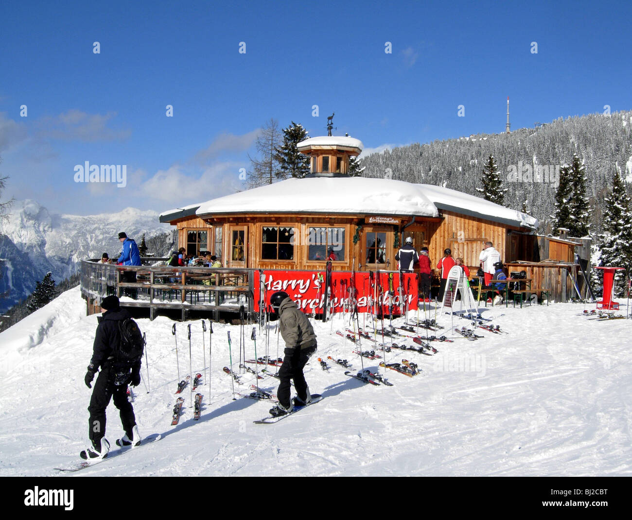 skiers on the piste at Haus in Austria heading towards Schladming and Planai Stock Photo