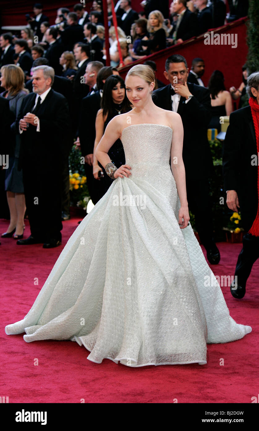 amanda seyfried red carpet