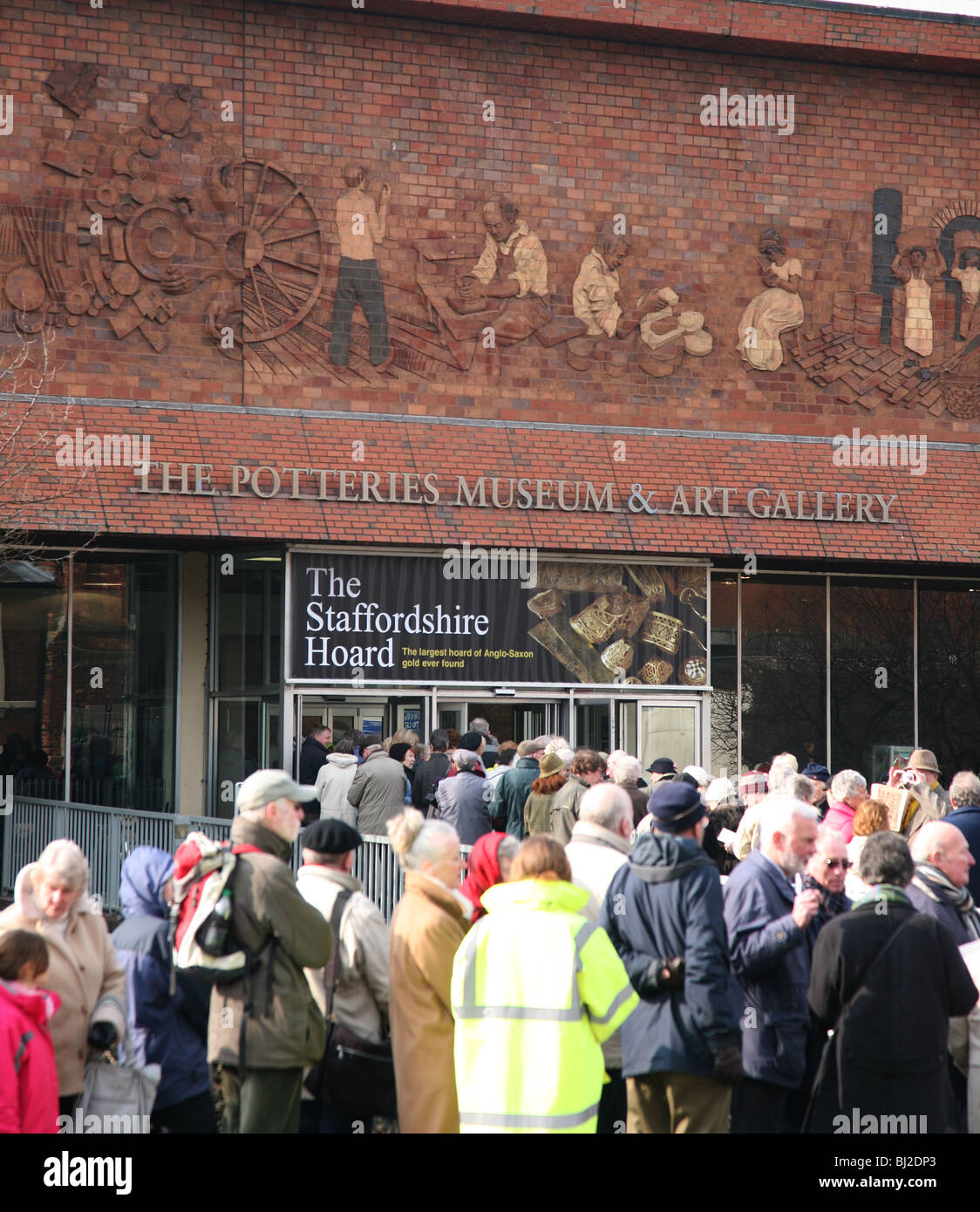 People queuing outside the Potteries Museum and Art gallery, Stoke, to see the Staffordshire Hoard of Anglo Saxon artifacts Stock Photo