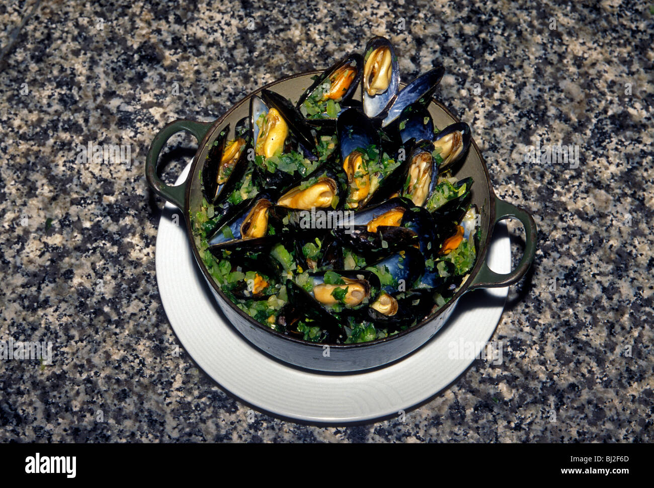 bowl of mussels, mussels, moules marinieres, white wine sauce, au vin