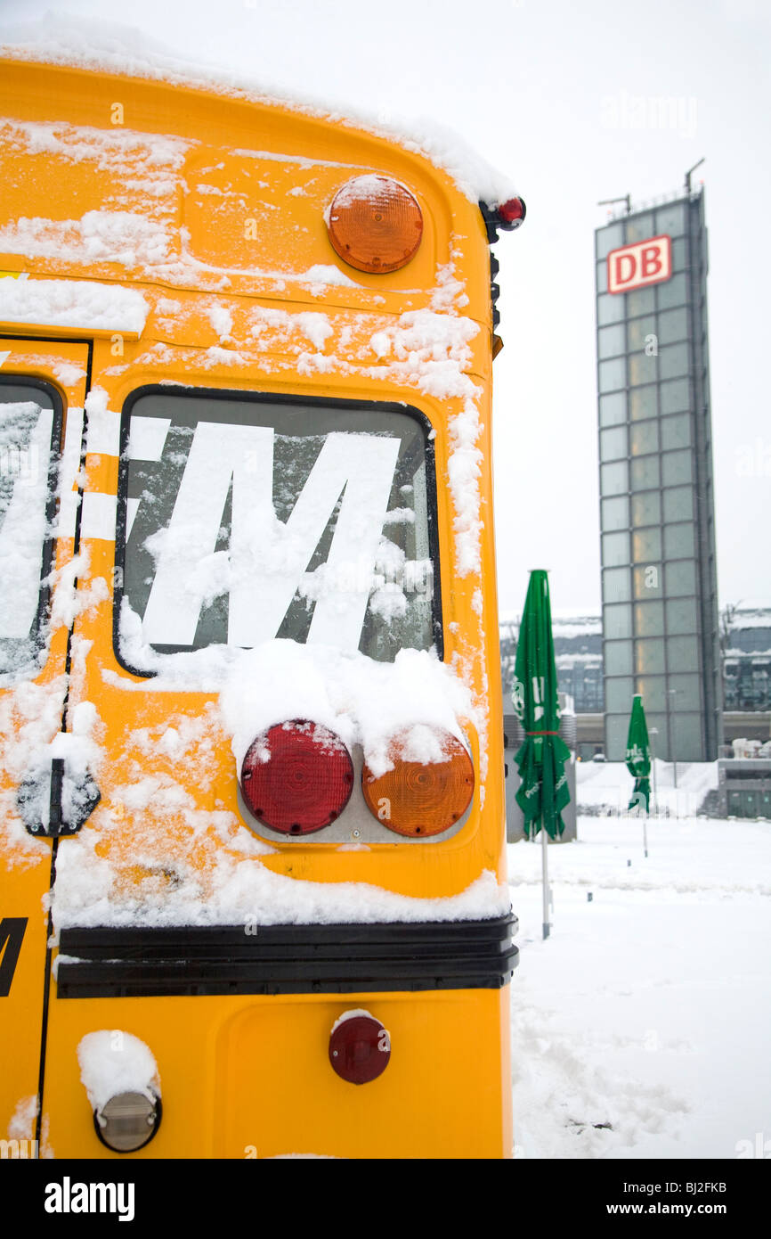 Yellow american school bus park hi-res stock photography and images - Alamy