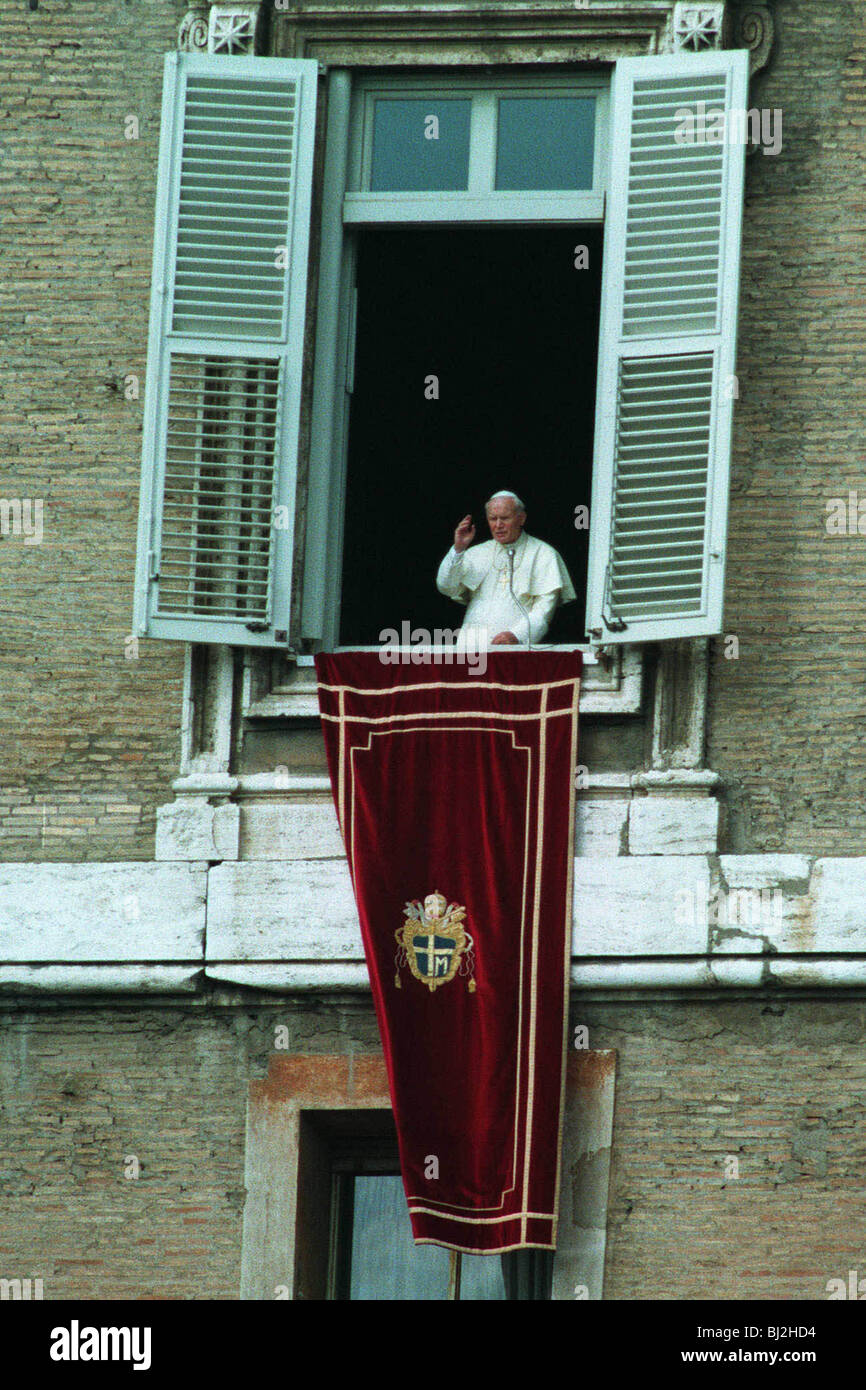 POPE JOHN PAUL II BLESSES THE CROWD AT ST. PETERS SQUARE 15 November 1993 Stock Photo