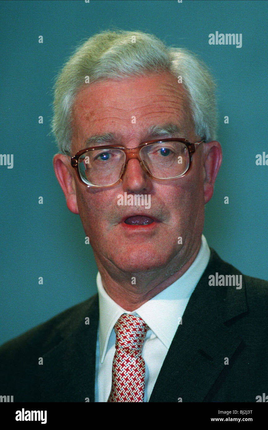 DOUGLAS HURD MP FOREIGN SECRETARY 01 December 1993 Stock Photo - Alamy