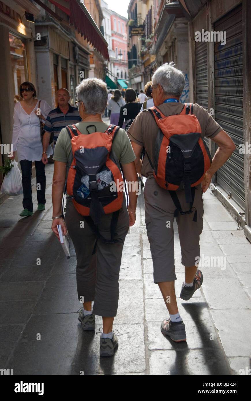 Venice Italy  Older couple of tourists dressed in similar clothes. 40 50 60 years old HOMER SYKES Stock Photo
