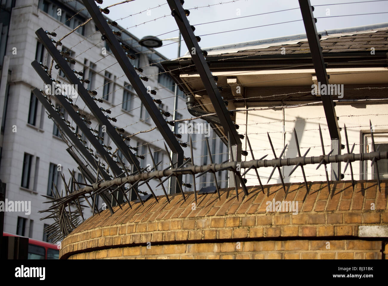 barbed wire fence Buckingham Palace Stock Photo Alamy