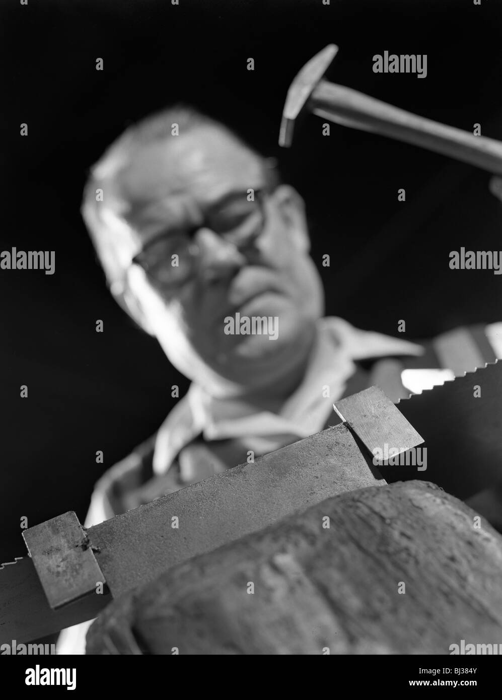 Setting the saw teeth on a hand saw blade, Sheffield, South Yorkshire, 1963. Artist: Michael Walters Stock Photo