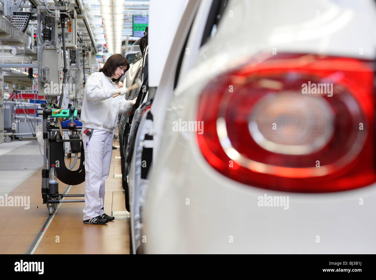 Volkswagen AG, production of passenger cars in the works in Wolfsburg. Final assembly of the VW Tiguan, Sport Utility Vehicle Stock Photo