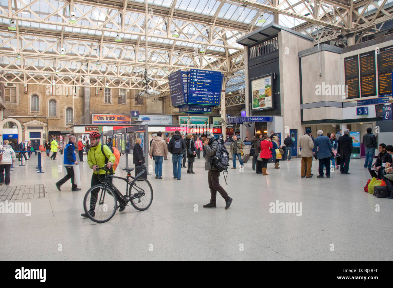 UK COMMUTERS AT RUSH HOUR AT CHARING CROSS STATION IN LONDON Stock Photo